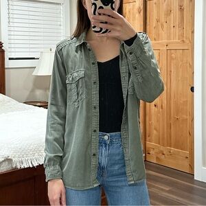 American Eagle Green Long Sleeve Button Down Shirt